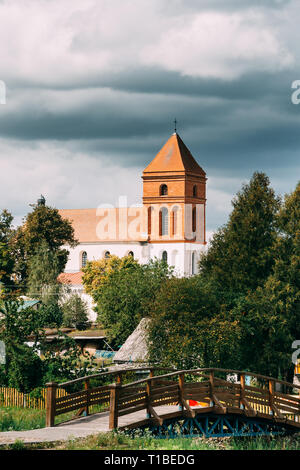 Mir, Belarus. Landschaft der Häuser des Dorfes und Saint Nicolas Römisch-katholische Kirche in Mir, Belarus. Das Wahrzeichen der Stadt. Historische Architektonische und Cultu Stockfoto