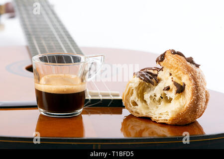 Kaffee, Brioche und Musik; des Künstlers Frühstück Stockfoto