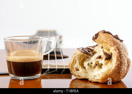 Kaffee, Brioche und Musik; des Künstlers Frühstück Stockfoto