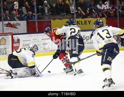 LINKÖPING 20180203 Linköpings Nr. 9 Tony Mårtensson framför HV: s målvakt Nr 25 Adam Åhman unter matchen ich SHL mellan Linköpings HC-HV 71 ich Saab Arena. Foto Jeppe Gustafsson Stockfoto