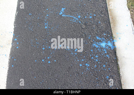 Blaue Farbe auf Asphalt gegossen. Zusammenfassung Hintergrund Stockfoto