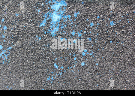 Blaue Farbe auf Asphalt gegossen. Zusammenfassung Hintergrund Stockfoto