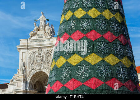 Praça do Comercio Platz und Augusta Straße Triumph Arch an Weihnachten, Lissabon, Portugal Stockfoto