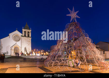 Moderne Weihnachtsbaum vor der Pfarrkirche, Provinz Alcochete, Setubal, Portugal beleuchtet Stockfoto