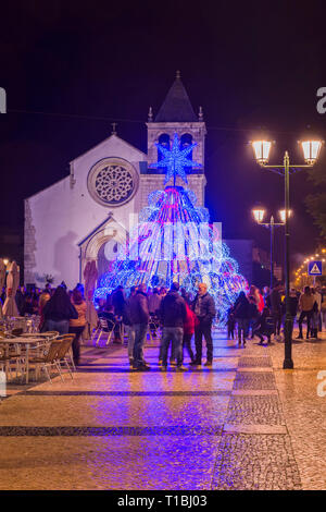 Moderne Weihnachtsbaum vor der Pfarrkirche, Provinz Alcochete, Setubal, Portugal beleuchtet Stockfoto