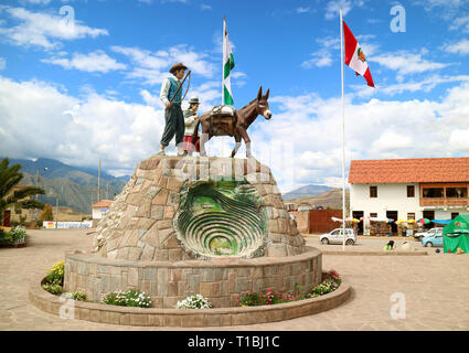 Das Denkmal auf der Plaza de Armas Square von Maras, das Heilige Tal der Inkas, Cusco Region, Peru Stockfoto