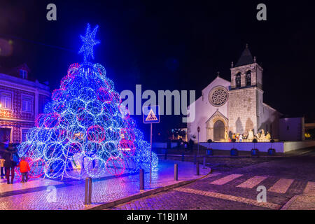 Moderne Weihnachtsbaum vor der Pfarrkirche, Provinz Alcochete, Setubal, Portugal beleuchtet Stockfoto