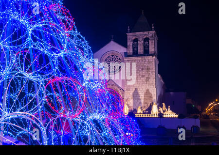 Moderne Weihnachtsbaum vor der Pfarrkirche, Provinz Alcochete, Setubal, Portugal beleuchtet Stockfoto