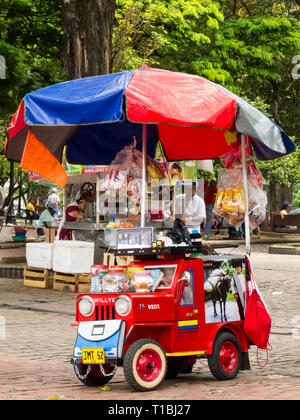 CALI, Kolumbien - Februar, 2019: Menschen und Straßenverkäufer am Paseo Bolivar Park bei Cali Stadtzentrum Stockfoto