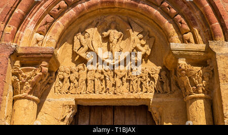 Tympan der Kirche Saint Pierre und Saint Paul, Montceaux-l'Etoile, Saone-et-Loire, Frankreich. Stockfoto