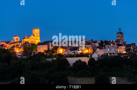 Die UNESCO-Dorf von Vezelay auf einem Hügel mit der Benediktinerabtei und Kirche St. Maria Magdalena in der Nacht in Yonne, Frankreich. Stockfoto