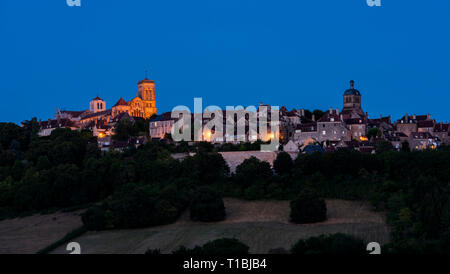 Die UNESCO-Dorf von Vezelay auf einem Hügel mit der Benediktinerabtei und Kirche St. Maria Magdalena in der Nacht in Yonne, Frankreich. Stockfoto