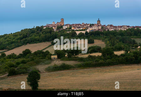 Die UNESCO-Dorf von Vezelay, auf einem Hügel mit der benediktinischen Kloster und Kirche der Heiligen Maria Magdalena bei Sonnenuntergang in der Yonne, Frankreich. Stockfoto