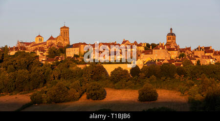 Die UNESCO-Dorf von Vezelay, auf einem Hügel mit der benediktinischen Kloster und Kirche der Heiligen Maria Magdalena bei Sonnenuntergang in der Yonne, Frankreich. Stockfoto