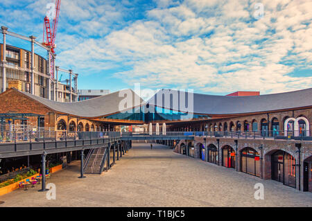 Panorama Bild der Gründung - Stil Dächer von Kohle Tropfen Yard ist ein Retail Development in der King's Cross in London Central Regelung Stockfoto