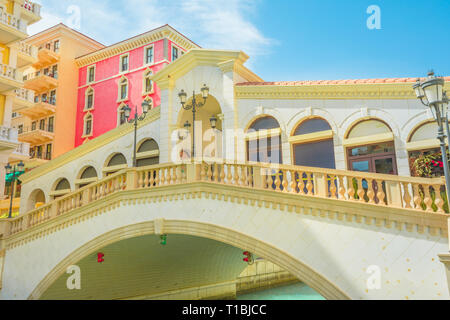 Venezianische Brücke von malerischen Viertel von Doha, Katar. Venedig bei Qanat Quartier in der Pearl-Qatar, Persischer Golf, Naher Osten. Berühmte touristische