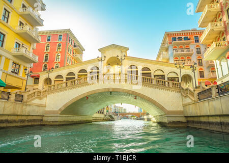 Ansicht von unten auf das venezianische Brücke mit Blick auf die Kanäle des malerischen Qanat Quartier Symbol der in Doha, Katar. Little Venice Pearl, Persischer Golf, Mitte