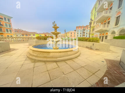 Springbrunnen auf Klein Venedig im venezianischen Stil. Bunte Häuser im malerischen Qanat Quartier Symbol von Doha, Katar am sonnigen Tag mit blauen Himmel. Venedig Stockfoto