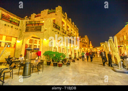 Doha, Katar - Februar 17, 2019: Street View in Souq Waqif alten traditionellen Markt mit Cafés und Restaurants sowie das fanar Islamischen Kulturzentrum Stockfoto