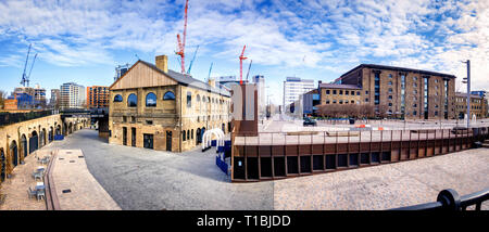 Panorama Ansicht von Kohle Tropfen Yard und Getreidespeicher Platz mit Central Saint Martins in King's Cross Stockfoto