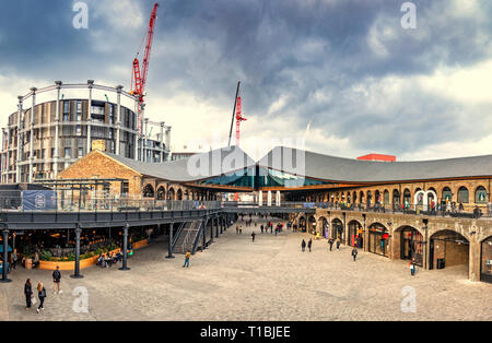 Kohle Tropfen Hof, mit seiner Gründung Stil Dächer, ist ein Retail Development in der King's Cross Zentrale Regelung und der Gasholders moderne Apartments Stockfoto