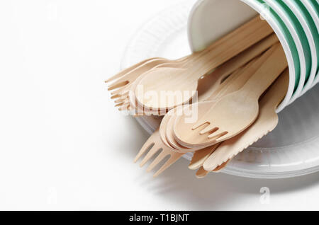 Holz Einzel verwenden, Küchenutensilien und Papier Tassen und Tellern auf Weiß Stockfoto