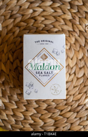 Editorial - maldon Sea salt flakes Box auf einem Tisch. 03/2019. Stockfoto