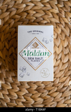 Editorial - maldon Sea salt flakes Box auf einem Tisch. 03/2019. Stockfoto