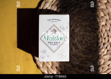 Editorial - maldon Sea salt flakes Box auf einem Tisch. 03/2019. Stockfoto