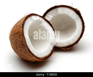 Frische Kokosnuss in der Hälfte gebrochen auf weißem Hintergrund Stockfoto