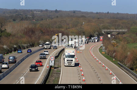 Ein Blick auf die Autobahn M20 in der Nähe von Maidstone in Kent, als die eine Seite der Autobahn in den Hafen von Dover schließt für den Betrieb Brock, einem gegenverkehr System zwischen den Anschlussstellen 8 und 9 Staus in Kent zu erleichtern, wenn der Verkehr kommt zum Stillstand im Falle einer Nicht-deal Brexit. Stockfoto