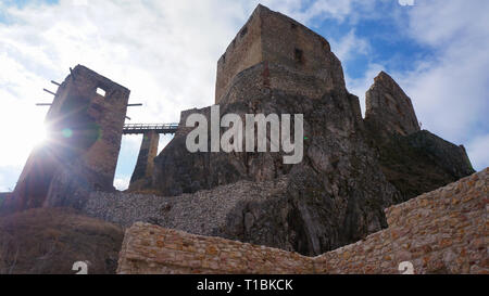 Das Schloss von Csesznek für Hintergrundbeleuchtung Stockfoto