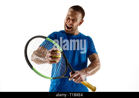 Betonte tennis player werfen und Brechen einen Schläger in Zorn und Wut am Hof. Menschliche Emotionen, Niederlage, Crash, Ausfall, Verlust Konzept. Athlet isoliert auf weißem Stockfoto