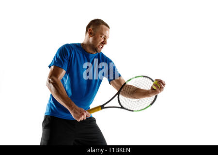 Betonte tennis player werfen und Brechen einen Schläger in Zorn und Wut am Hof. Menschliche Emotionen, Niederlage, Crash, Ausfall, Verlust Konzept. Athlet isoliert auf weißem Stockfoto