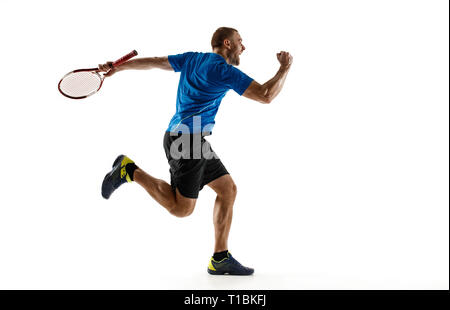 Porträt einer stattlichen männlichen Tennisspieler seinen Erfolg feiern isoliert auf einem weißen studio Hintergrund. Menschliche Emotionen, Gewinner, Sport, Sieg Konzept Stockfoto