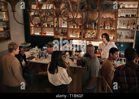 Diverse junge Menschen genießen eine Nacht im Pub Stockfoto