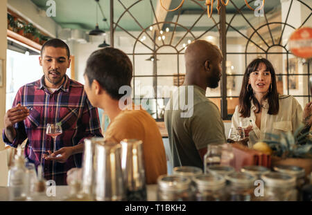Junge Freunde Getränke zusammen in eine Bar Stockfoto