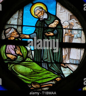 Glasmalereien in der Kirche von St. Severin, Latin, Paris, Frankreich, Saint Vincent de Paul und ein Bettler. Stockfoto