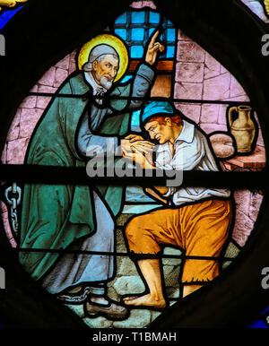 Glasmalereien in der Kirche von St. Severin, Latin, Paris, Frankreich, Saint Vincent de Paul, ein Gefangener Stockfoto