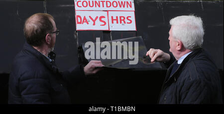 Bernard Doyle (links) und Declan Feron, Mitglieder der Gemeinschaften gegen eine Brexit Brexit countdown Clock an Erwin enthüllen, an der Grenze zwischen Dundalk in der Republik Irland und in Nordirland Newry. Stockfoto