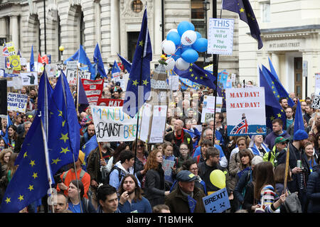 Tausende von Demonstranten Anti-Brexit März durch London für ein Volk über das Ergebnis der Volksabstimmung Brexit, London, England, Großbritannien Stockfoto