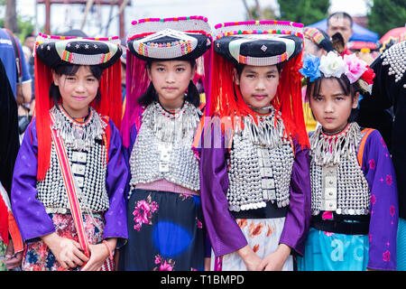 Lisu-Stamm jugendliche Mädchen trägt traditionelle tribal Kleidung mit schwarzen runden Lisu Kopfschmuck. Stockfoto