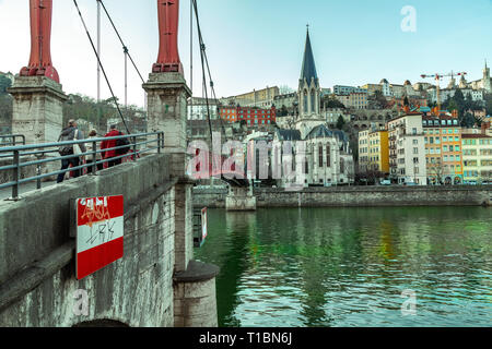 St Georges Brücke und Kirche, Lyon. Frankreich Stockfoto