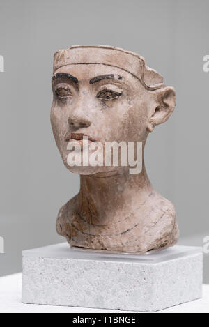 Berlin. Deutschland. Antike Ägyptische portraitbüste eines Königs. Neues Museum. Neues Reich, 18. 1335 BC. Die Büste aus Kalkstein mit Re Stockfoto