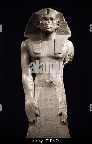 Berlin. Deutschland. Beten Statue der Ägyptischen Pharao Amenemhat III, Neues Museum. (Regierungszeit: Ca. 1860 v. Chr. - Ca. 1814 v. Chr.), Reich der Mitte, Dynastie 12. Stockfoto