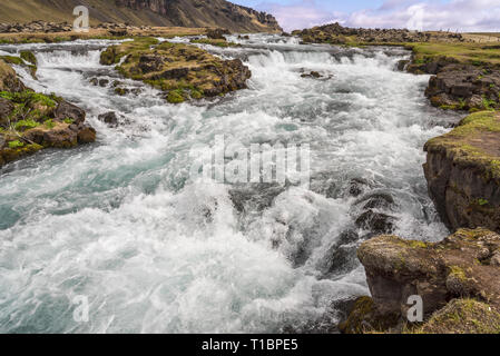 Stromschnellen und kleinen Wasserfällen auf der Fossálar River im Süden Islands. Stockfoto
