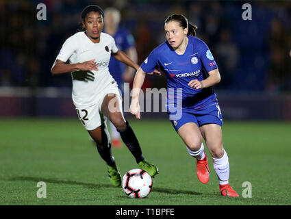 Chelsea's Frauen Fran Kirby in Acton mit Paris Saint-Germain Frauen Ashley Lawrence bei der Champions League der UEFA-Finale Hinspiel match Im Cherry Red Records Stadium, London. Stockfoto