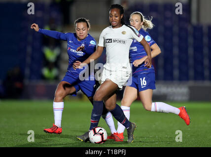 Paris Saint-Germain Frauen Marie-Antoinette Katoto nach Chelseas Frauen zeichnete Spence und Magdalena Ericsson während der UEFA Champions League Viertelfinale Hinspiel match Im Cherry Red Records Stadion, London geschlossen. Stockfoto