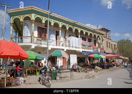 Blick auf Teehaus und Straße in der Altstadt von Kashgar, Xinjiang Autonome Region, China. Stockfoto