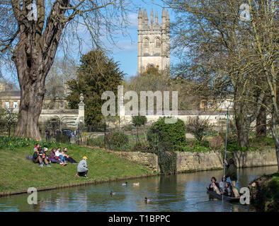 Die Menschen genießen den Sonnenschein durch den Fluss Cherwell an einem strahlenden Frühlingstag in Oxford. Stockfoto